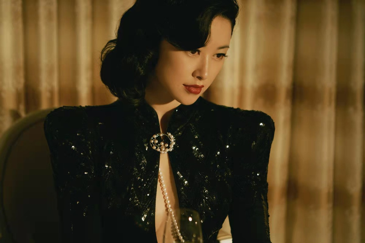 电影节|名媛朱珠没有华服红唇变路人！穿大衣高调走机场，老公明星脸超帅