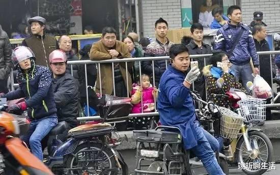 翊昕聊生活 “我在直播间喝农药，50万粉丝刷屏狂欢”：瓶子里不会是尿吧