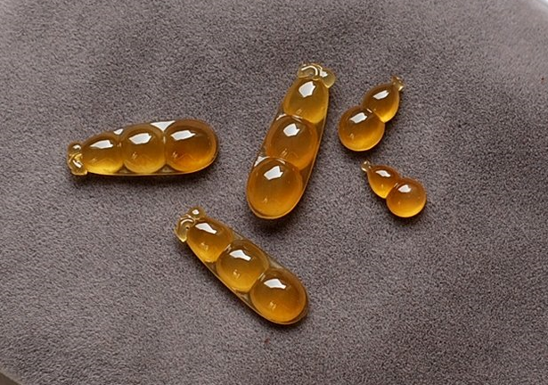 哈轩翡翠 被名字耽误的极品「鸡油黄」翡翠,实在是太惊艳了!