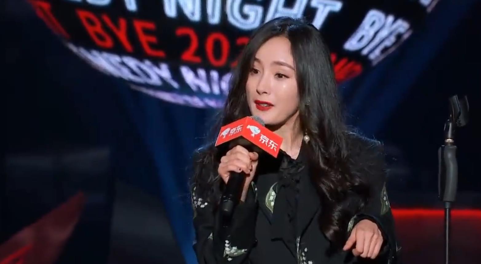 迪丽热巴|前有杨幂谈发际线问题，后有热巴回应吃货人设，她们的脱口秀好敢