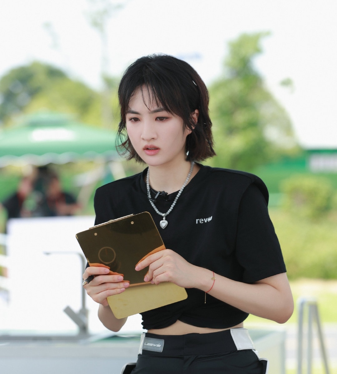 姚安娜|中餐厅里姚安娜不认识葱和韭菜，周也的表情直接失控了，真是笑死了