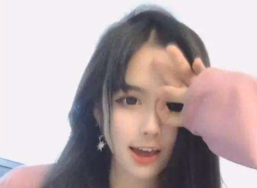 安妮|安妮：因一场车祸毁容，靠一句话大火吸粉千万，如今自曝是男人？