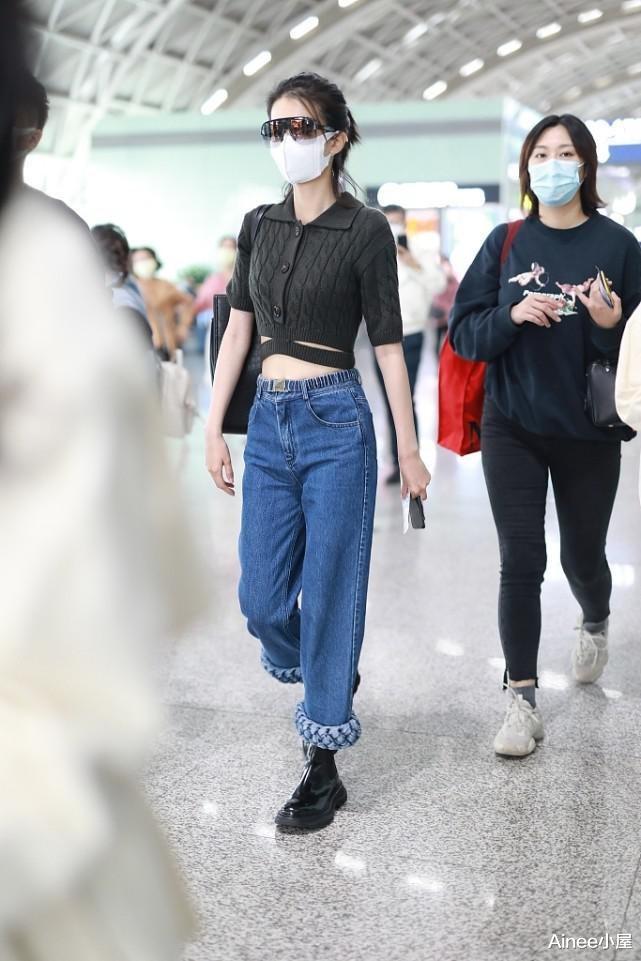 Ainee小屋|乔欣的腰细的有点不真实，“蚂蚁腰”穿超短上衣，牛仔裤松垮靠胯撑