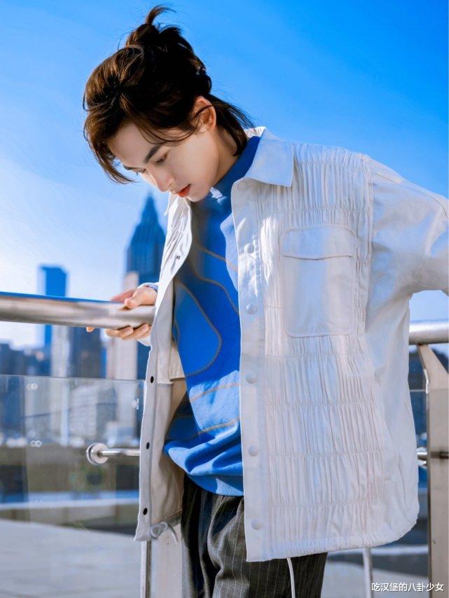 张哲瀚|《山河令》男主又上热搜,粉丝们机场送的礼物很奇葩