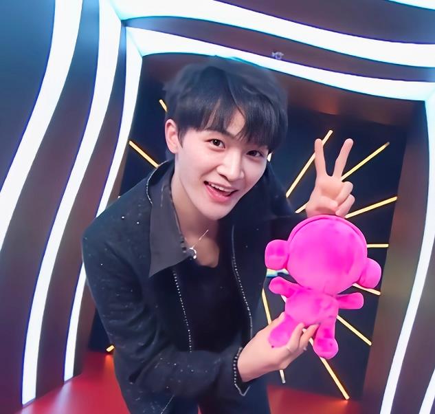 周深|周深：岁末年初迎高光，在第十五届音乐盛典咪咕汇上喜提3项大奖