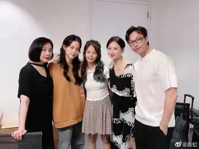 加菲猫说时尚|翁虹一家三口罕合体！13岁女儿素颜艳压欧阳娜娜姐俩，欧美感十足