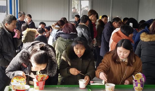 我真这么想 专家疑惑：为啥在高速服务区，人们不吃快餐，却爱吃泡面？