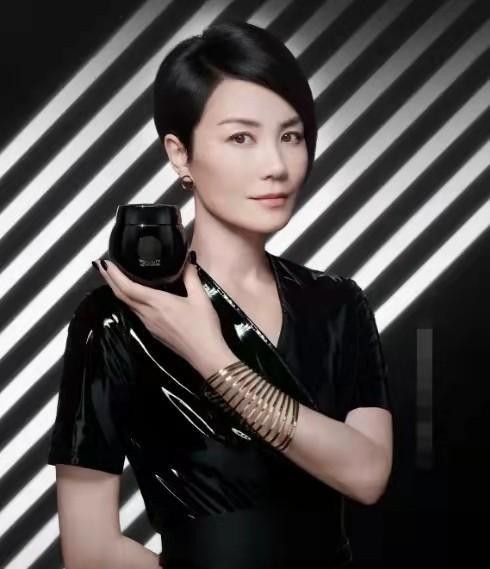 张雨绮|张雨绮抢下王菲的顶奢代言！穿低领吊带裙贵气十足，品牌风格大变