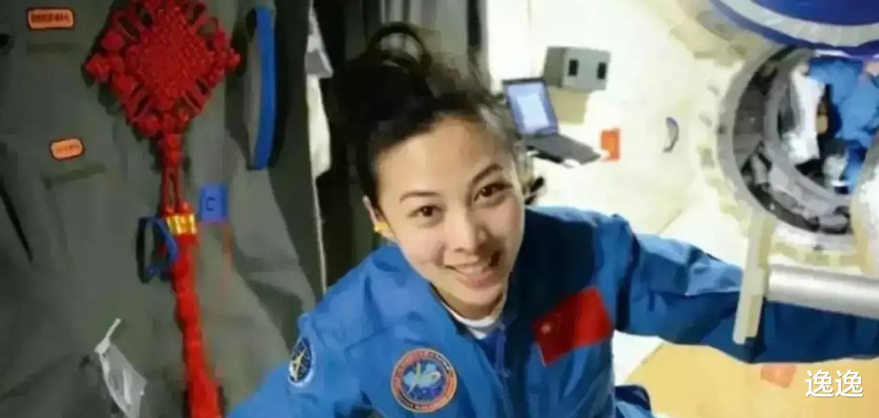 航天员 十三乘组女航天员王亚平，成了中国首位出舱女航天员