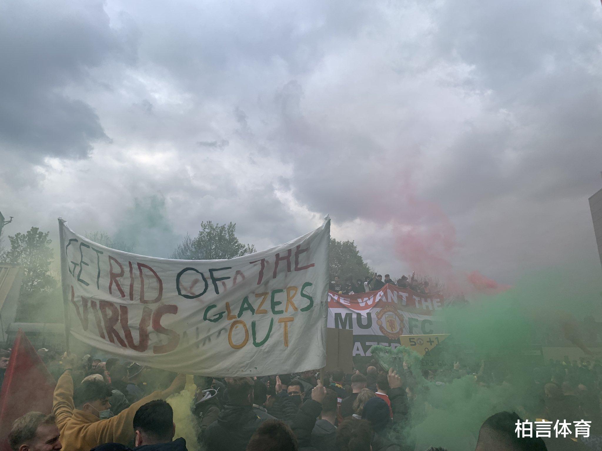 曼联|突发！曼联战利物浦延期，球迷冲进球场打砸抢，警察被迫出大招