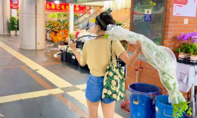 杨采钰|杨采钰穿运动内衣豪宅热舞！四肢开合扭腰摆胯，弯腰挤出一圈赘肉