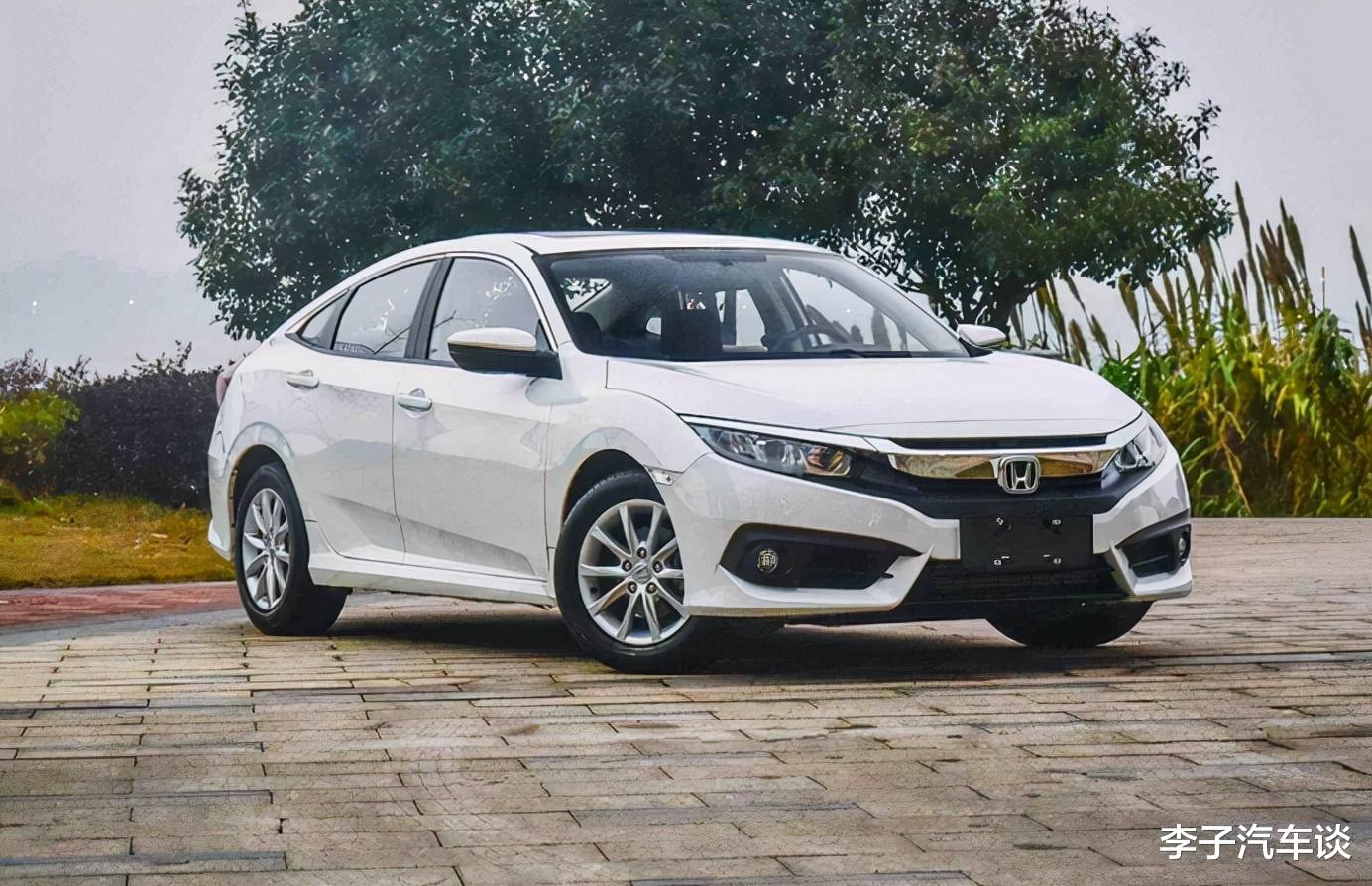 思域 思域冲出公路撞成“分体车”，网友：这是在平地飞行吧