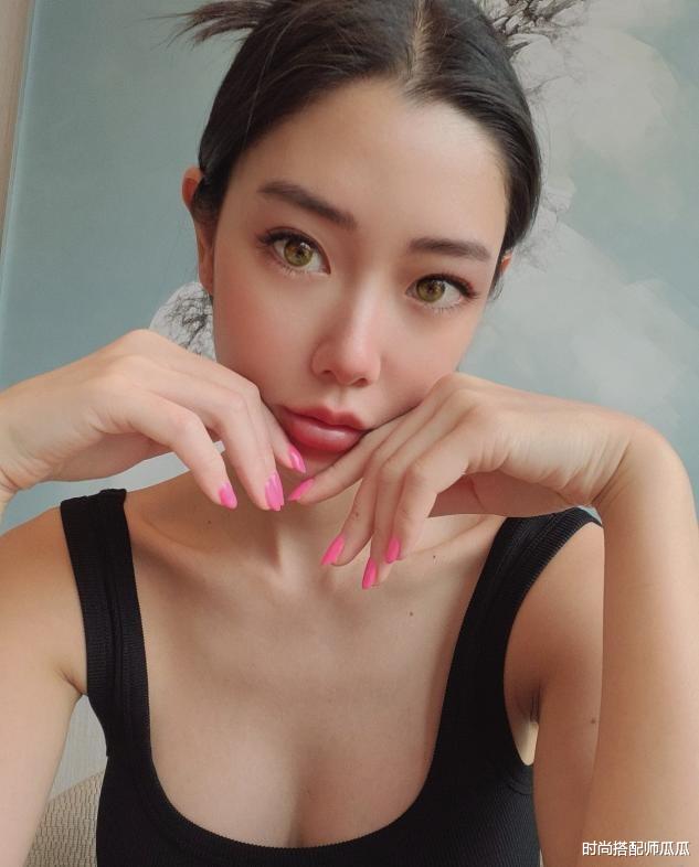 时尚搭配师瓜瓜|克拉拉最新大片曝光,穿挂脖开衩黑裙大秀身材,凹凸曲线真让人羡慕