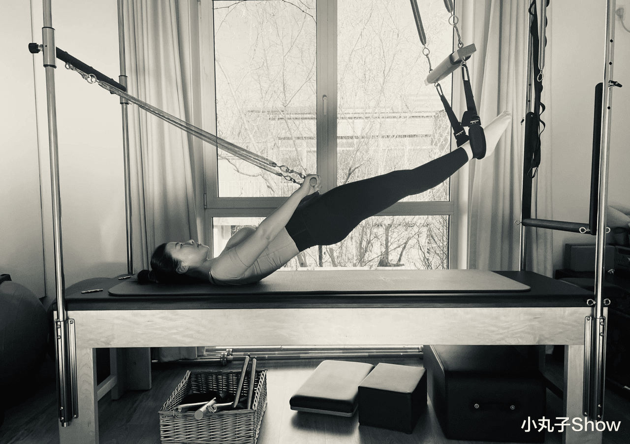 朱珠|产后修复成功！名媛朱珠刚生完娃就恢复魔鬼身材，女儿正面照曝光