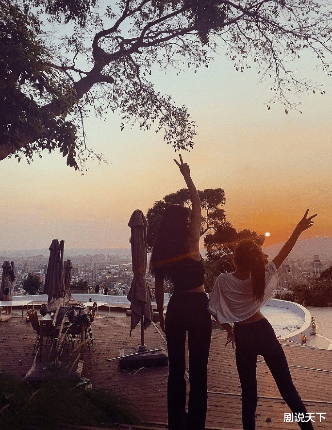 曹格|曹格11岁女儿近照：对镜头比耶活力足，腿长惊人继承妈妈的好身材