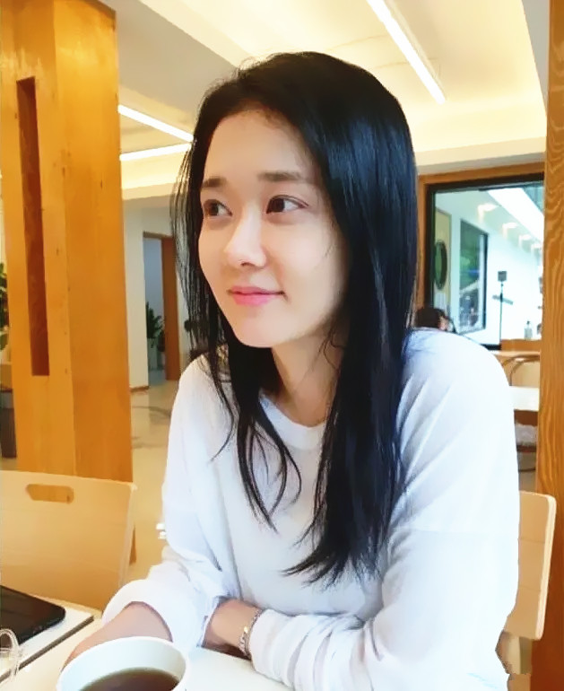 全球时尚号|“甜美女神”张娜拉太会穿了，白色针织衫很自然，眼睛红肿显疲惫