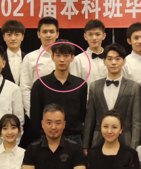 佟丽娅|看到了吗?2021届北影毕业照也是一场小型“鄙视链”