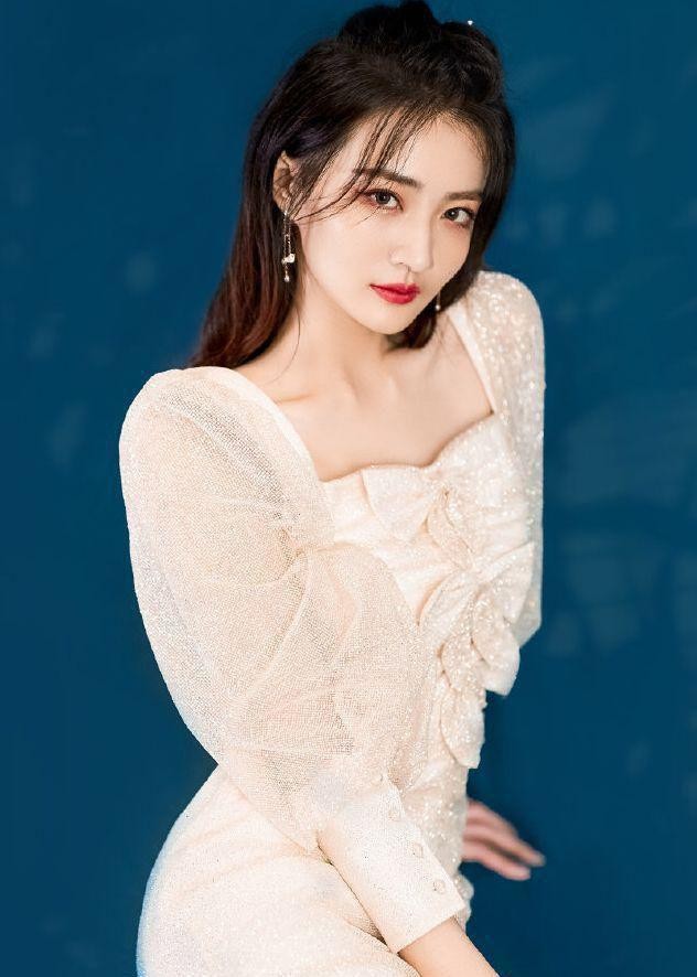 潮流搭配师甜甜|徐璐穿“水手服”清纯可人，怼脸拍颜值依旧抗打，眼神中都是故事