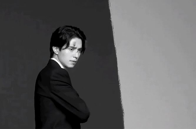 李栋旭|李栋旭新剧造型曝光，眉眼深邃身材抢镜，这状态哪里像40岁？