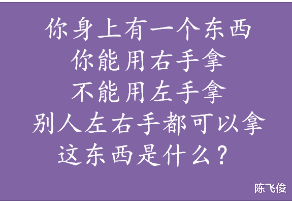 “眼镜王蛇蜕皮后严重脱水,小伙看到后主动喂水!”