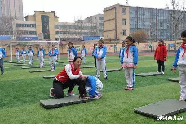 暖妈育儿经|继语文后,体育将成“第二学科”?卑微的体育老师乐坏了