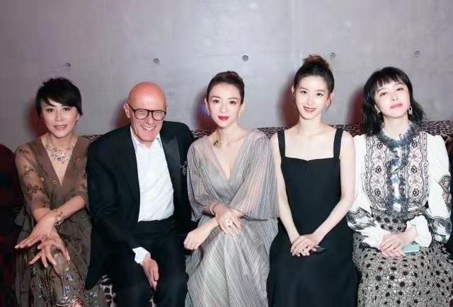 章子怡|章子怡同框“奶茶妹妹”，穿礼裙气质一目了然，一个端庄一个清纯