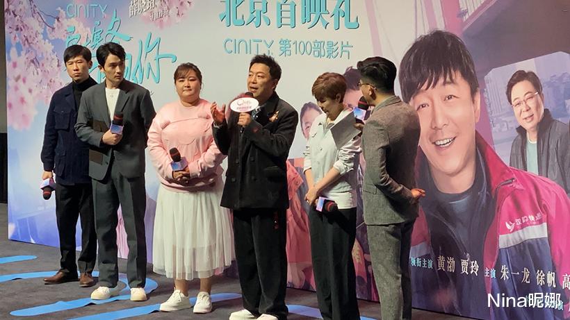 贾玲|贾玲150斤抗冻！穿卫衣半身裙出席首映礼好清凉，脖子三层肉快比脸粗