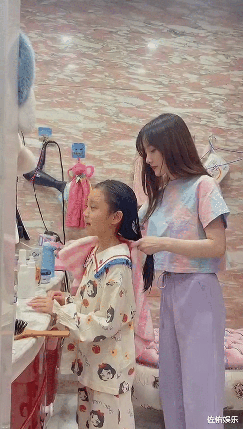 蒋欣|和PGone再秀恩爱后，李小璐展现性感舞姿，笑容甜美难掩好心情