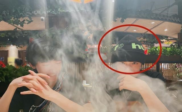 宋亚轩|宋亚轩深夜和刘耀文吃火锅，看到刘耀文的帽子，粉丝诧异了