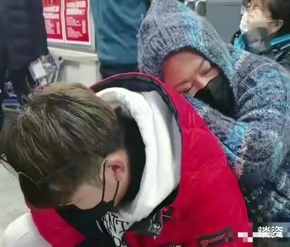 |李箐箐患癌后首爆近况，与小21岁老公街边吵架，男方嬉笑不理会