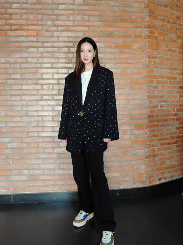 郑希怡|郑希怡的“例假裤”火了，机场现身惹人注意，造型抢镜还显腿长