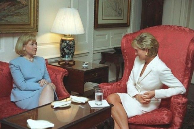 戴安娜|24年前戴安娜葬礼上，希拉里一身黑衣眼神凌厉，为她说了句公道话