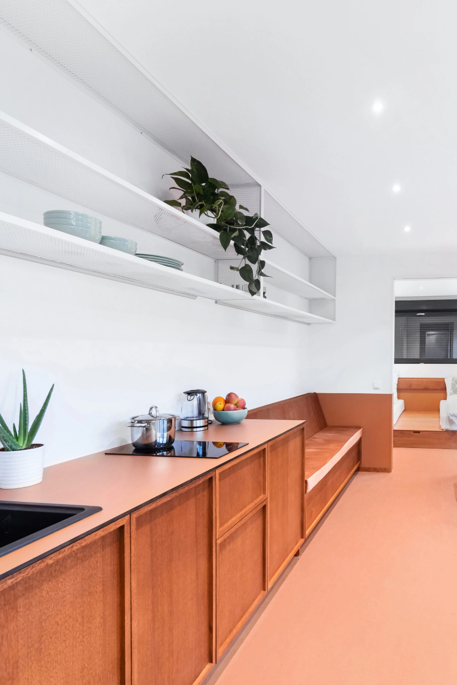 巧妙改造,冷藏卡车变成了带厨房的两室一厅度假屋