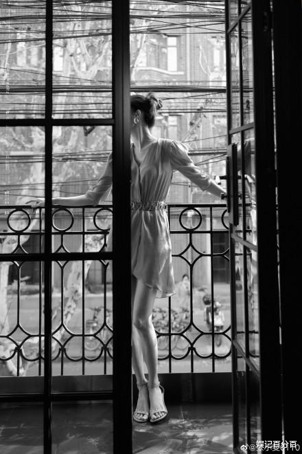 张小斐|张小斐冬日上海街头最新大片曝光，南瓜色V领连衣裙，大长腿吸睛