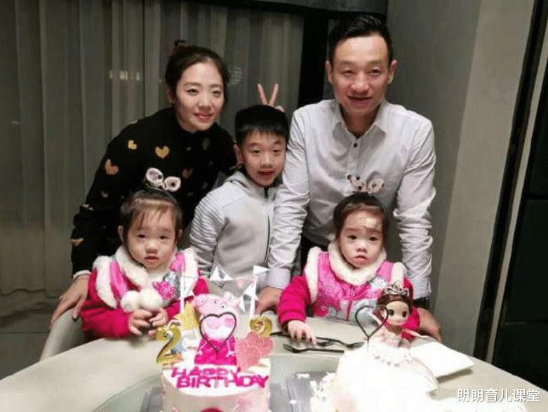 杨威|有种“偏心遗传”叫杨威，明明是双胞胎女儿，一个兜齿一个清秀