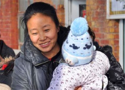 戏虹星 “爱心妈妈”李利娟：曾收养118个弃儿，天使面孔背后却是个魔鬼