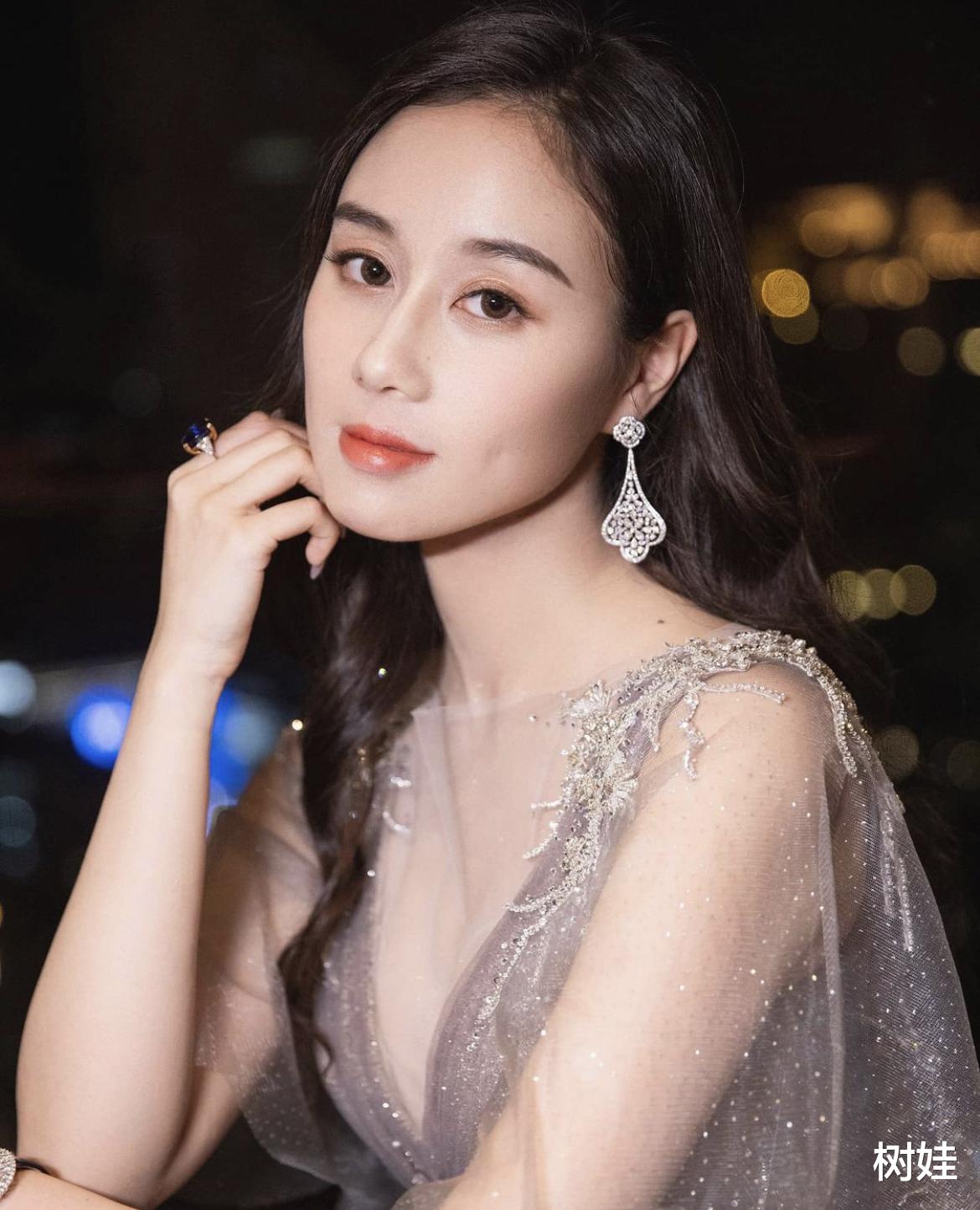 何超欣|何超欣现身清华大学开学典礼，穿校服气质清新，22岁正式攻读硕士