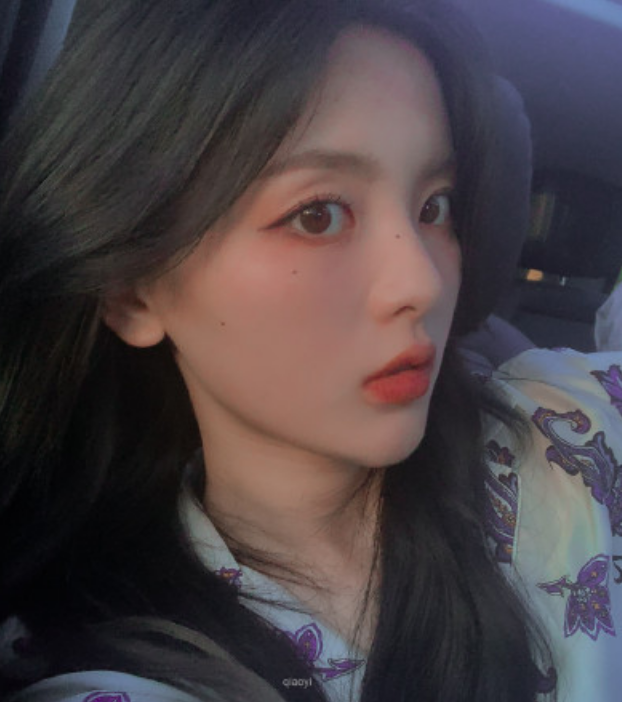 杨超越|杨超越逛街被偶遇，路人忙拍照忘记修图，生图与自拍照判若两人！