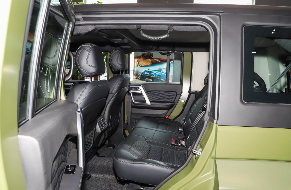 北汽集团|北汽发飙！平民版“勇士”来袭，四驱三把锁轻松进藏，还看啥坦克