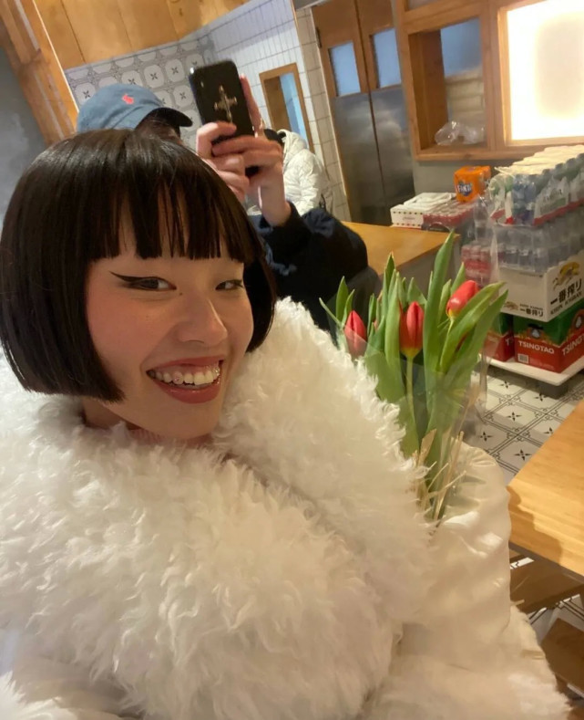 女孩|被这个嚣张模特气笑了！频晒“眯眯眼”挑衅网友，海报被撤秒认怂