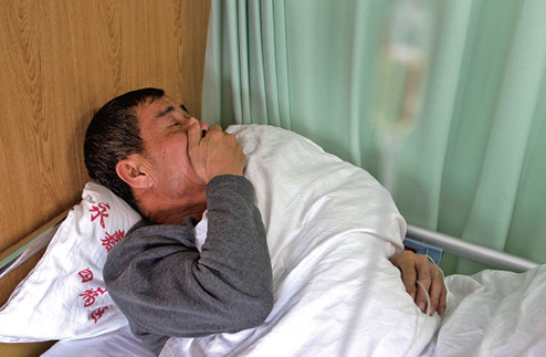 甲状腺癌|43岁男子喉咙疼，确诊甲状腺癌，化疗6次离世，医生怒吼：冰箱2物快扔