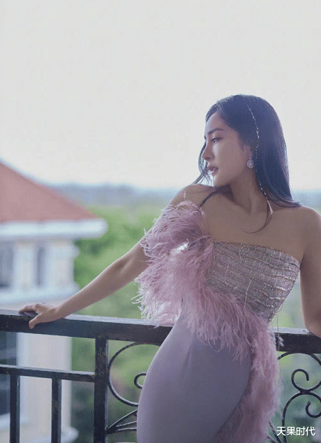 杜海涛|杨幂为秀身材真敢穿，这么“挤”也能上身，凹凸感根本藏不住