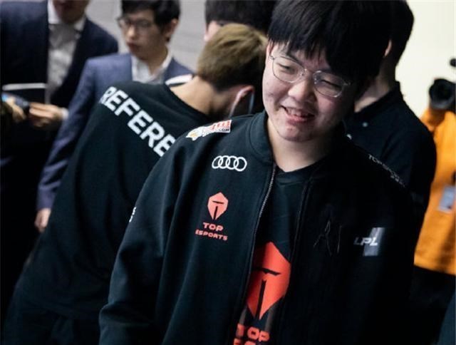 上单|左手登顶韩服只为提要求?将ID改成bin的外号,或暗示经理买上单