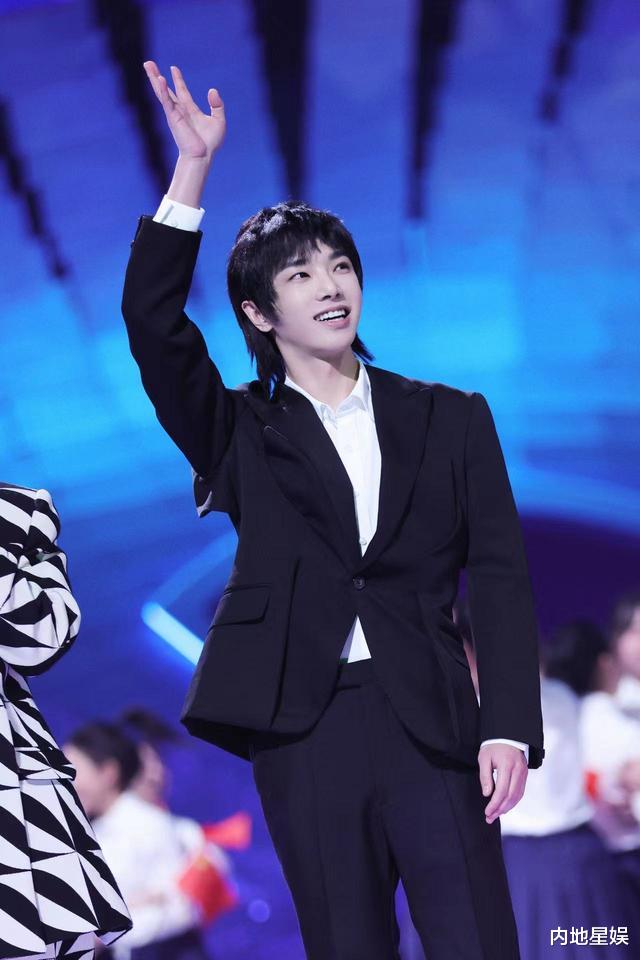 马思纯|华晨宇跨年舞台温暖献唱 在繁花似锦中奔赴2022