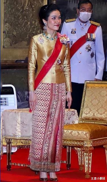 诗妮娜|诗妮娜和帕查聊天得半蹲式，没勋章的她戴诗丽吉的祖母绿，不亏