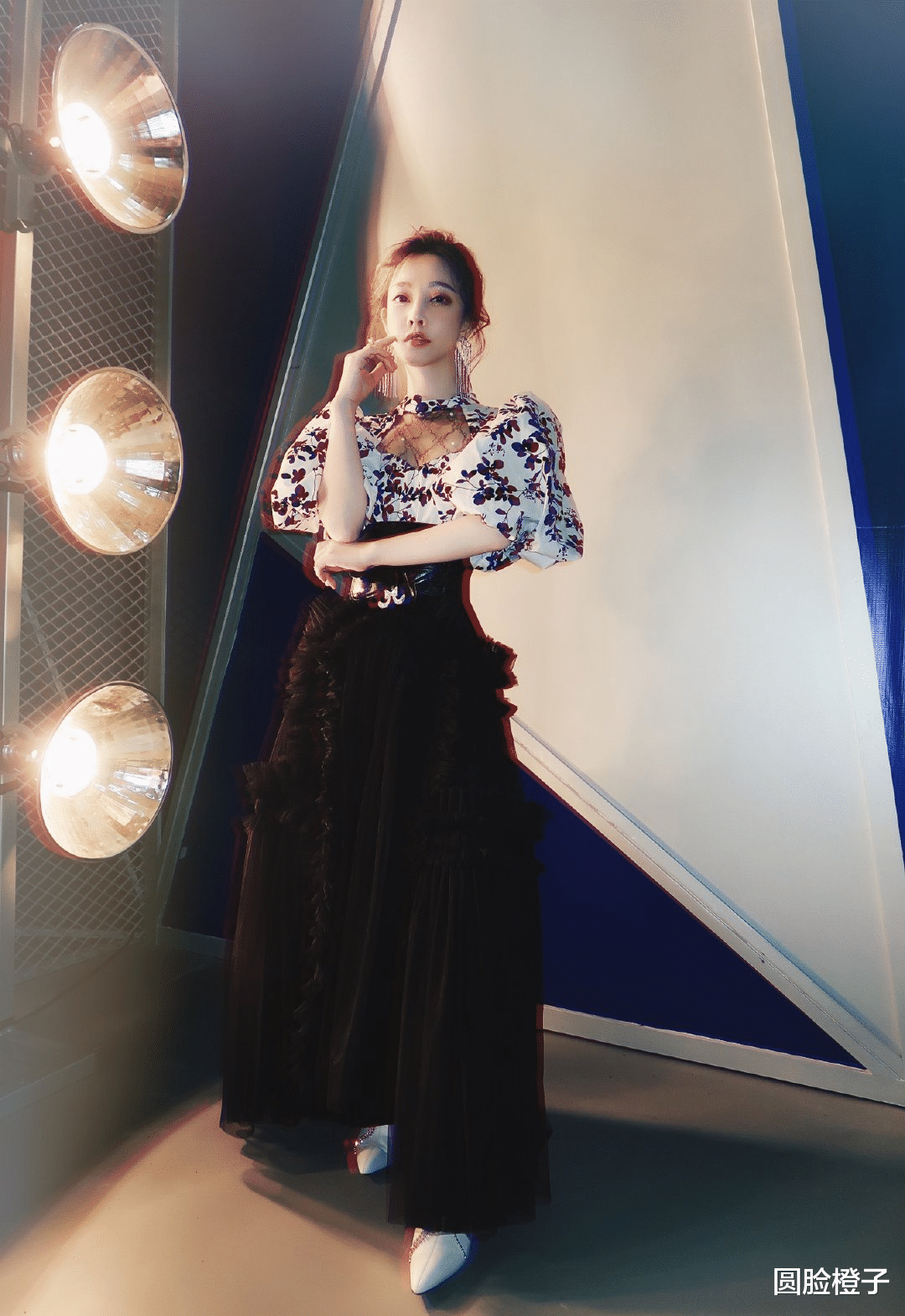 穿衣搭配|冯提莫难得晒美照，黑白风穿搭凹出甜酷感，嘟嘟嘴惹人爱