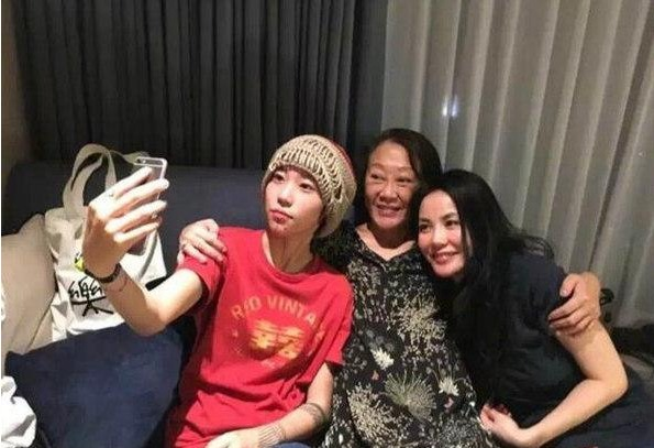 孙俪|网曝51岁王菲香港产子，经纪人现身街头行色匆匆，狂购几大袋生活用品