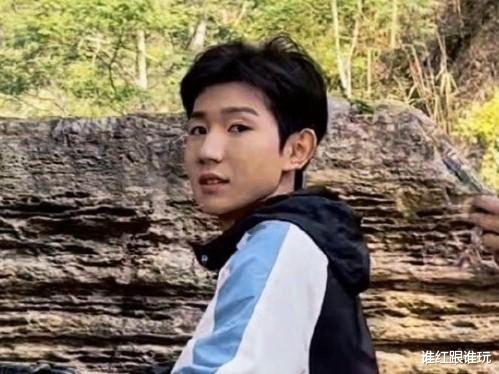 王源|王源新剧《灿烂灿烂》首波路透生图：五官精致，高中生气息十足！