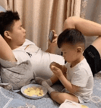 时尚炫点 “女神手滑发来制服自拍,把细节放大10倍后...没想到小丑是我自己?”