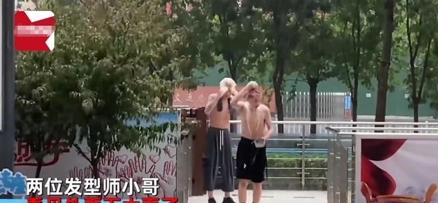 育儿心课堂|河北俩男生暴雨中洗头，赤膊上阵相互搓背，戏称：节省水资源！